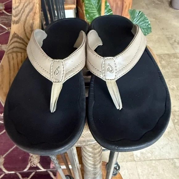 Ola Kai, ladies, size 8, gold and black flip-flop sandal good condition. - Picture 10 of 12
